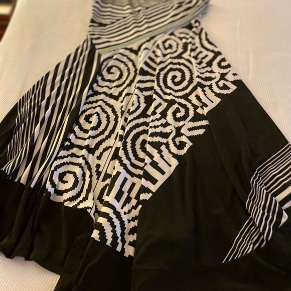 Rabbit Black & White Abstract Geometric Dress - Picture 4 of 5